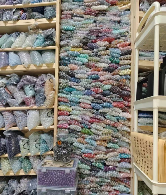 ガラスビーズとアクリルビーズを販売中です！